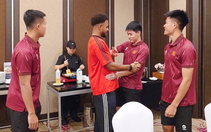 Xuân Son nghẹn ngào chia tay tuyển Việt Nam về nước điều trị chấn thương