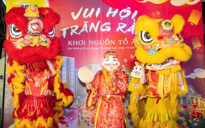 Hàng trăm gia đình vui hội trung thu tại Phố Lồng Đèn phường Tam Hiệp