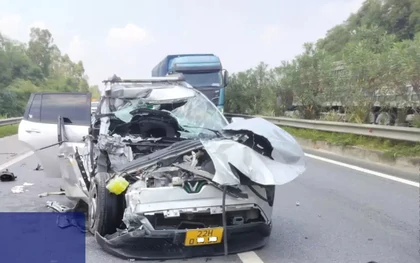 Xe con vỡ nát sau cú đâm đuôi xe đầu kéo trên cao tốc Nội Bài - Lào Cai