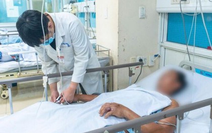 Đang cắt cỏ trong vườn, người đàn ông 44 tuổi bị con rắn màu xanh cắn vào tay
