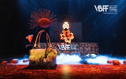 "Chơi trội" như CHAUTFIFTH: Tự may 20 bộ đồ Y2K, custom riêng từng đôi giày - cái túi cho dàn Miss World!