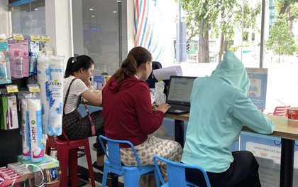 Ngồi cả buổi tối với một chai nước, vì sao cửa hàng tiện lợi chẳng nhắc bạn câu nào?