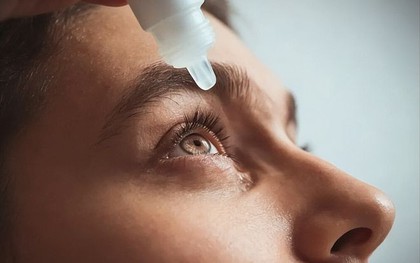 Hành vi gây hại nhất cho mắt không phải nhìn điện thoại mà là thường xuyên làm 8 điều này