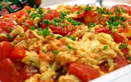 Về muộn chẳng muốn mua đồ ăn, tôi làm đĩa trứng này với vài thứ có sẵn, 15 phút là xong