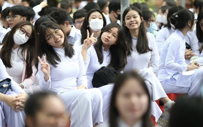 Khai giảng nghĩa là gì?