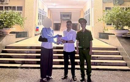 Công an xác minh 1 tỷ tiền mặt cùng nhiều giấy tờ tại quán cà phê ở Hà Nội: Một người phụ nữ được mời lên làm việc
