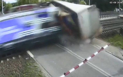 Mắc kẹt trên đường ray, xe tải bị đoàn tàu đâm trúng