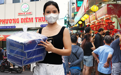 Cảnh tượng đông nghẹt tại một tiệm bánh trung thu nổi tiếng ở TP.HCM: Chờ gần 2 tiếng, xếp hàng lại 3-4 lần mới mua đủ số lượng