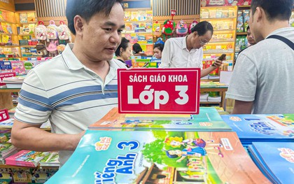 Phụ huynh đổ đến nhà sách mua sắm trước ngày đầu tiên năm học mới