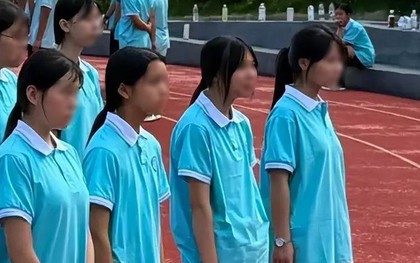 "Tụi trẻ này làm sao vậy": Một bức ảnh trong buổi học quân sự khiến phụ huynh ngổn ngang cảm xúc