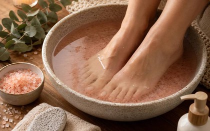 Ngâm chân bằng muối hồng có tác dụng gì?
