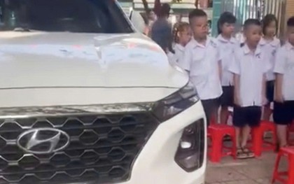 Ô tô đỗ chình ình giữa khu vực học sinh chào cờ, phường yêu cầu làm rõ