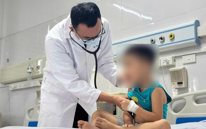 Trẻ sốt 40 độ vì Adenovirus, bác sĩ cảnh báo điều cha mẹ dễ bỏ qua