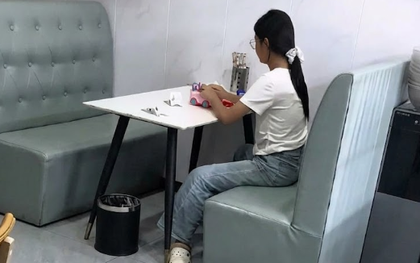 Mẹ đăng ảnh lên mạng khoe con gái nhưng nhìn thứ cô bé cầm trên tay, nhiều người lo lắng: Cẩn thận đi học bị cô lập