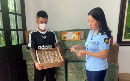 2.520 chiếc bánh trung thu ngoại nhập “không giấy tờ” bị bắt ngay tại cổng chợ: Ông chủ SN 1990 khai gì?