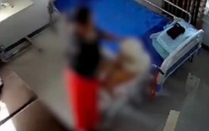 Thấy mẹ có nhiều vết thâm tím, con trai xem camera thì đau đớn trước sự mất nhân tính của người chăm sóc