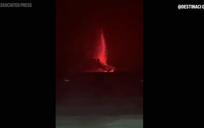 Video khoảnh khắc núi lửa Indonesia phun trào, dung nham đỏ rực, tia sét xé trời