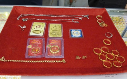 Phát hiện 15 nhẫn vàng, 2 dây chuyền cùng loạt nữ trang trong bao giấy, cụ bà 78 tuổi lập tức báo công an