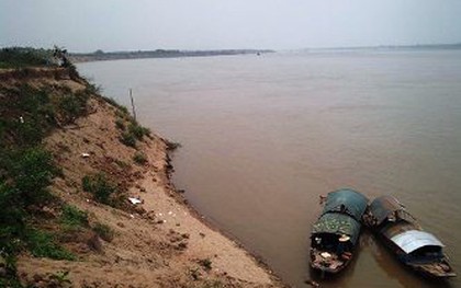 Trắng đêm tìm kiếm thi thể hai học sinh chết đuối tại sông Hồng