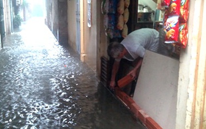 Hà Nội: Nước ngập sâu khu dân cư, người dân be bờ ngăn lụt