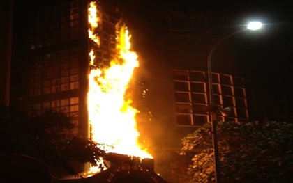 Cháy lớn ở nhà hát múa rối ngay trung tâm Hà Nội
