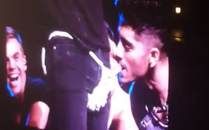 Zayn ăn kẹo từ... quần của Harry (One Direction)