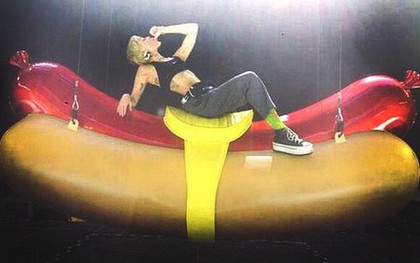 Miley khoe ảnh mút tay, cưỡi hotdog khổng lồ