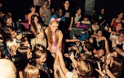 DJ Paris Hilton tổ chức tiệc từ thiện dành cho trẻ em tại Ibiza