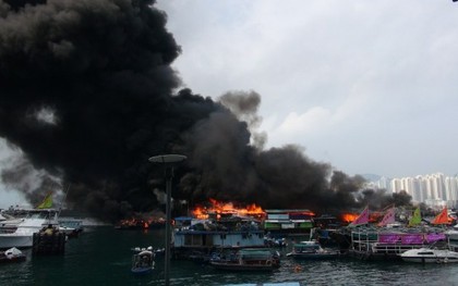 Hong Kong: Cháy lớn tại cảng Victoria, 5 người bị thương