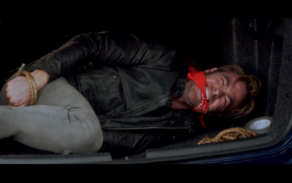 Chris Pine giở trò bị bắt cóc, tống tiền cha ruột trong phim mới