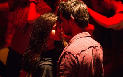 Taylor Lautner khoe cảnh hôn nóng bỏng với người tình màn ảnh