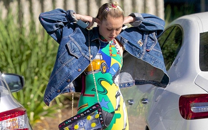 Miley Cyrus mặc đồ bó sát sặc sỡ, phạm luật khi đi ăn với em gái