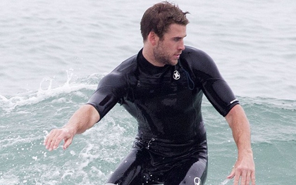 Liam Hemsworth cực nam tính, phong độ lướt sóng trên biển