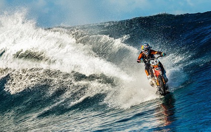 Làm thế nào ngôi sao mô tô mạo hiểm Robbie Maddison có thể lướt chiến mã trên biển?