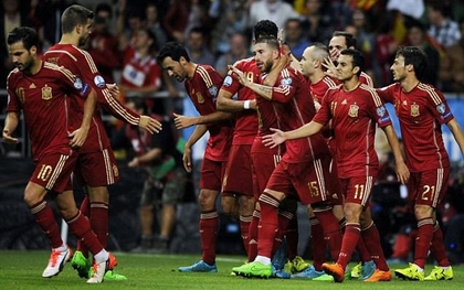 Đòi nợ thành công, Tây Ban Nha vươn lên dẫn đầu bảng C