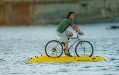 Độc đáo môn thể thao đạp xe trên mặt nước