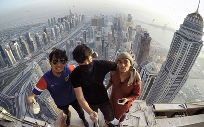 Liều mình leo lên tháp cao hơn 400m để chụp ảnh nóc nhà chọc trời ở Dubai