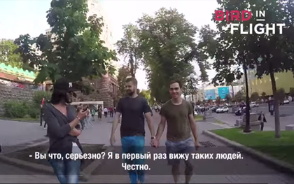 Video 2 chàng trai đồng tính thể hiện tình cảm ở Ukraine và cái kết không ngờ