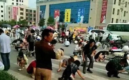 Trung Quốc: Hàng trăm người “hôi” nguyên liệu làm phân bón vì tưởng là vàng