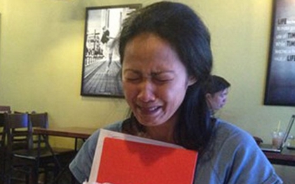 Xót xa người phụ nữ Indonesia phát tờ rơi tìm con gái tại Việt Nam