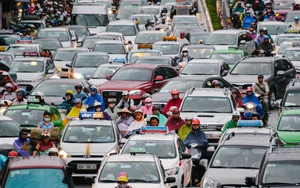 Hà Nội mưa liên tục nhiều ngày, dịch vụ taxi được dịp "đắt khách"
