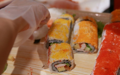 Cận cảnh quy trình làm sushi "vừa tươi vừa rẻ" giá 5.000 đồng ở Aeon Mall