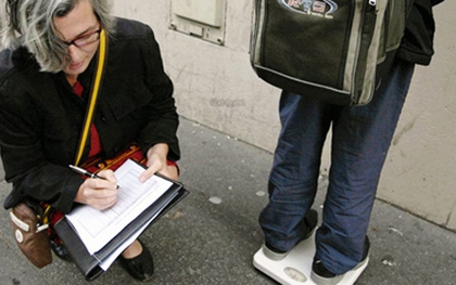 Học sinh ở Pháp chống đau lưng vì mang cặp sách
