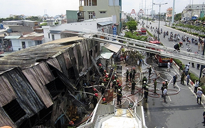 Lửa phát cháy dữ dội thiêu rụi 14 phòng trọ trên đường Phạm Văn Đồng