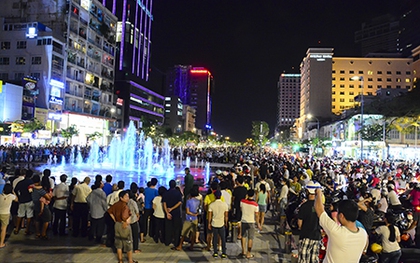 Người Sài Gòn thích thú dạo bước trên phố đi bộ Nguyễn Huệ