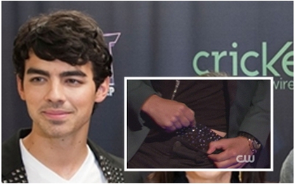 Joe Jonas khoe quần lót khi làm giám khảo
