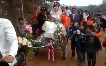 Rước dâu bằng xe cải tiến tự chế độc nhất vô nhị ở Nghệ An
