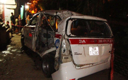 Hà Nội: Taxi bị tàu hỏa tông vào khi vượt, 9 người thương vong