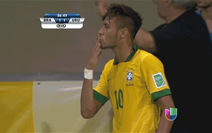 Neymar “hôn gió” trêu tức đối thủ