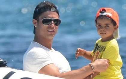 Ronaldo hạnh phúc vì con trai cưng mê đá bóng